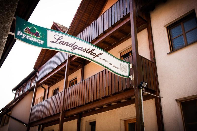 Zur Frischen Quelle Hotel Оберасбах Екстериор снимка