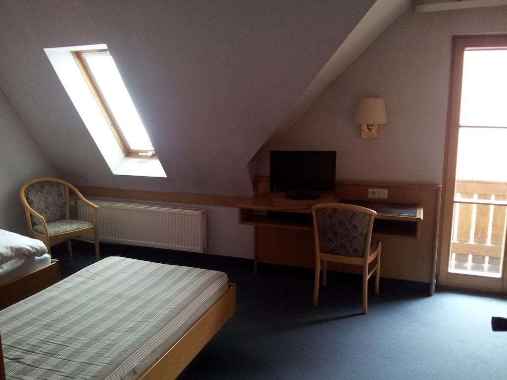 Zur Frischen Quelle Hotel Оберасбах Стая снимка