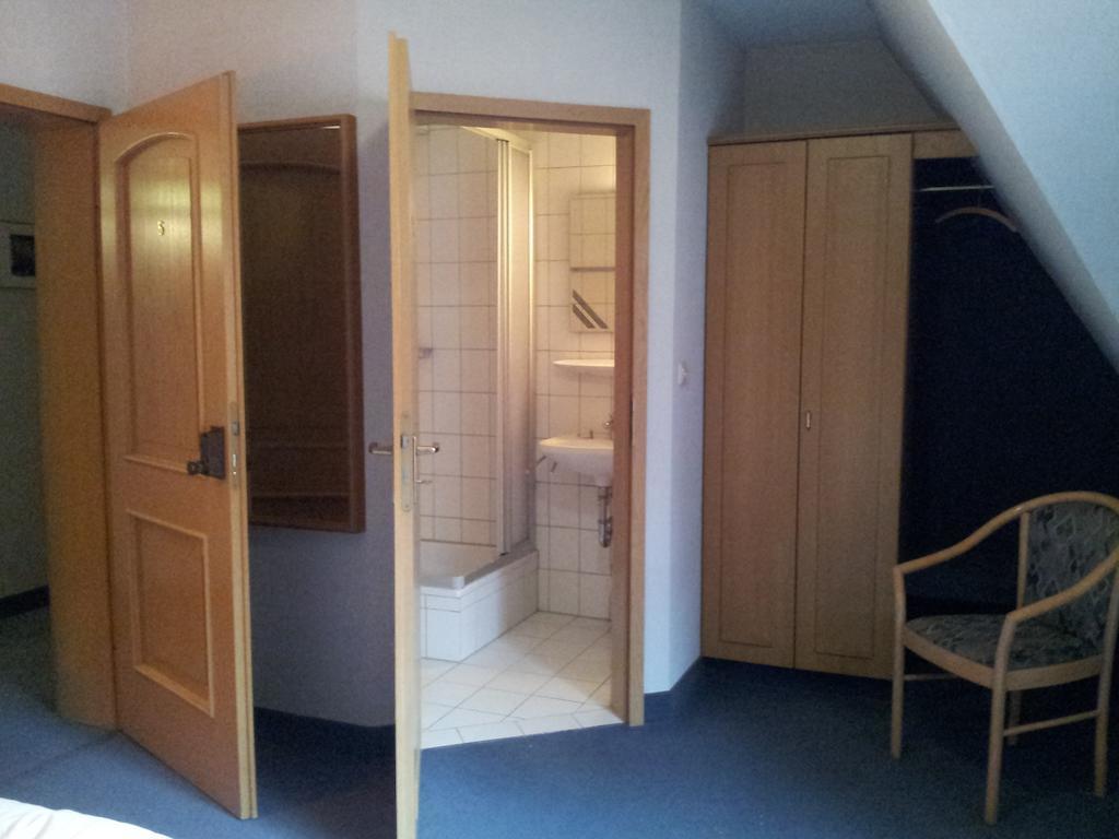 Zur Frischen Quelle Hotel Оберасбах Екстериор снимка