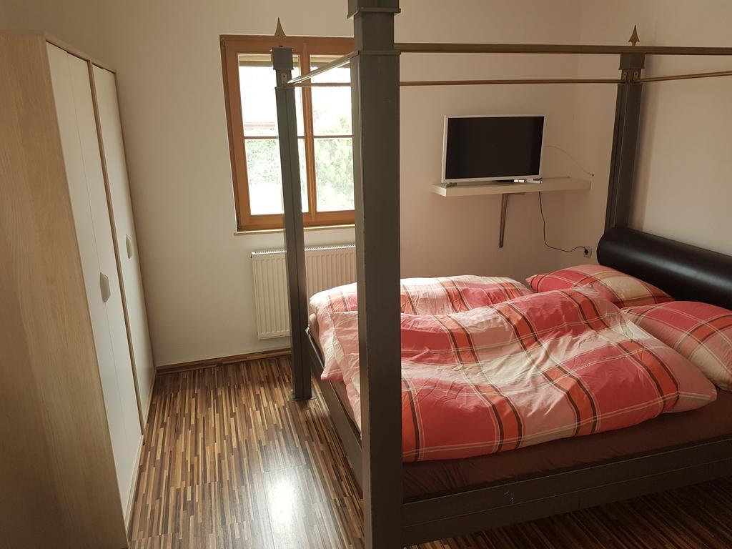 Zur Frischen Quelle Hotel Оберасбах Екстериор снимка